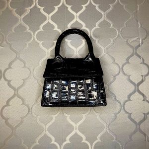 Comes with attachable strings inside.